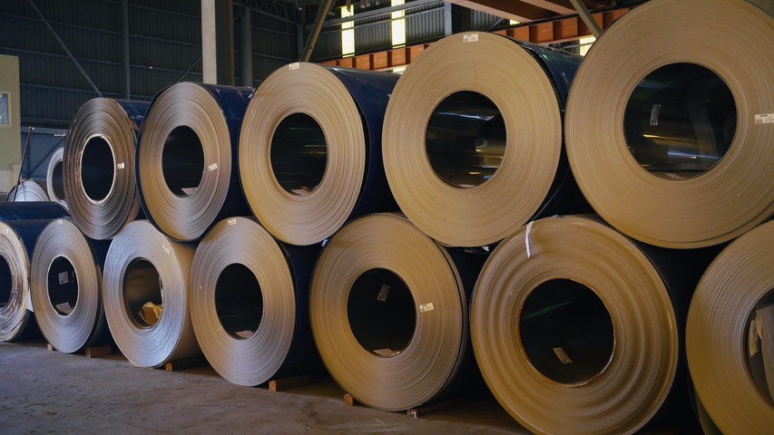 HOME 14 High-quality stainless steel mother coils in inventory, ready for precision slitting and shearing processes.